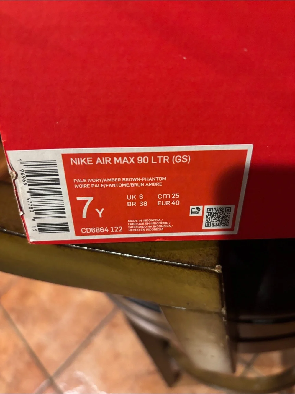 Nike Big Kids 7Y White Sneakers with Peach Swoosh and Mint Heel
